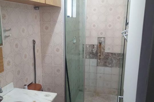 Banheiro de apartamento à venda com 1 quarto, 40m² em Cristal, Porto Alegre