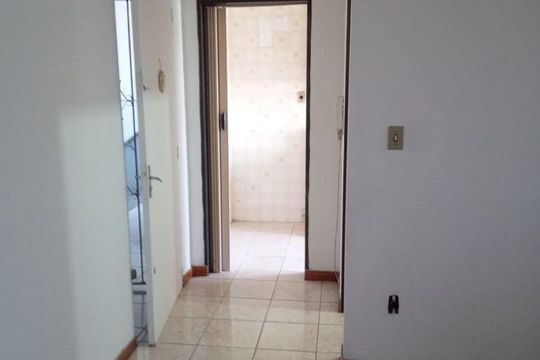 Corredor de apartamento à venda com 1 quarto, 40m² em Cristal, Porto Alegre
