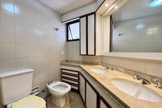 Banheiro da Suíte de apartamento para alugar com 3 quartos, 126m² em Indianópolis, São Paulo