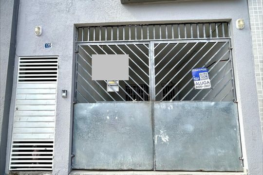 Placa instalada na fachada do imóvel de casa para alugar com 1 quarto, 60m² em Jardim Santa Mena, Guarulhos
