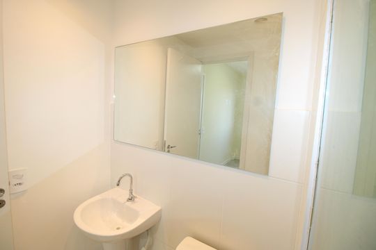 Banheiro de apartamento para alugar com 1 quarto, 28m² em Parada Xv de Novembro, São Paulo