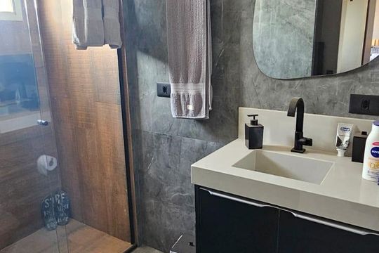 Banheiro de apartamento à venda com 2 quartos, 80m² em Vila Esperança, São Paulo