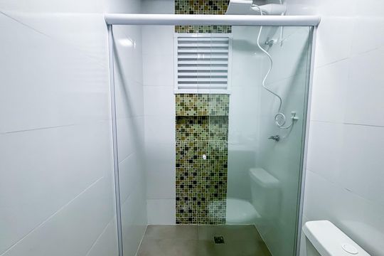 Banheiro social de apartamento para alugar com 1 quarto, 24m² em Vila Monte Alegre, São Paulo