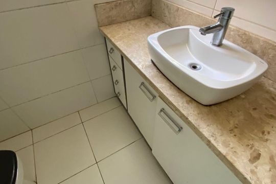 Banheiro de apartamento à venda com 2 quartos, 70m² em Menino Deus, Porto Alegre