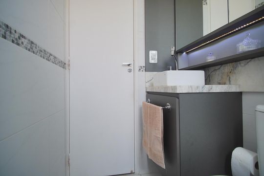Banheiro Corredor de apartamento à venda com 2 quartos, 40m² em Rubem Berta, Porto Alegre