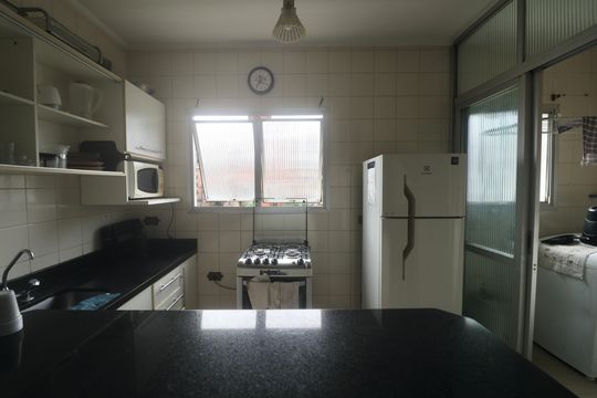 Cozinha de apartamento para alugar com 2 quartos, 64m² em Mar E Céu, Guarujá