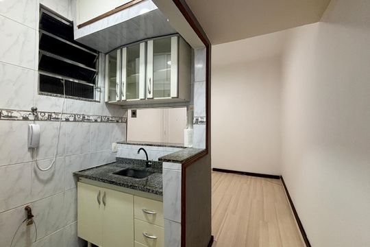 Cozinha de apartamento para alugar com 1 quarto, 33m² em Copacabana, Rio de Janeiro