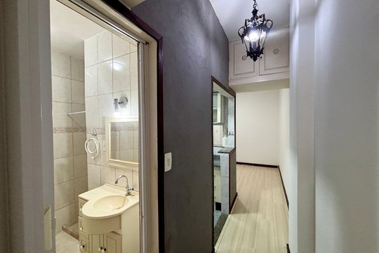 Banheiro social - corredor de apartamento para alugar com 1 quarto, 33m² em Copacabana, Rio de Janeiro