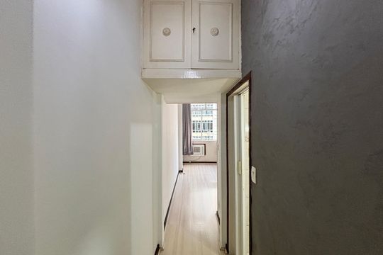 Banheiro social - corredor de acesso de apartamento para alugar com 1 quarto, 33m² em Copacabana, Rio de Janeiro
