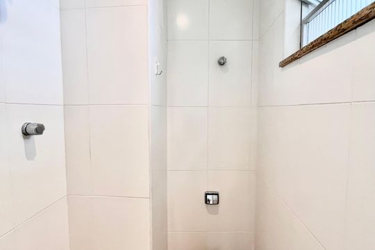 Banheiro de serviço de apartamento à venda com 3 quartos, 120m² em Copacabana, Rio de Janeiro