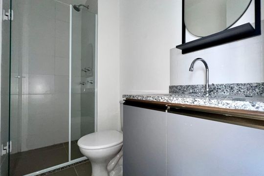 Banheiro de kitnet/studio à venda com 1 quarto, 27m² em Pinheiros, São Paulo