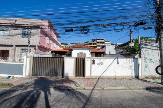 Fachada de casa à venda com 3 quartos, 90m² em Brás de Pina, Rio de Janeiro