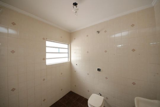 Banheiro social de casa à venda com 4 quartos, 200m² em Vila Carrão, São Paulo