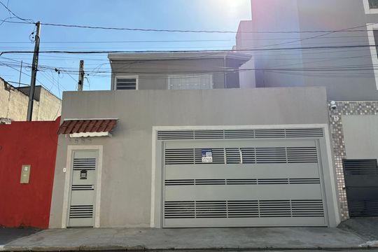 Fachada de casa à venda com 3 quartos, 200m² em Vila Carrão, São Paulo