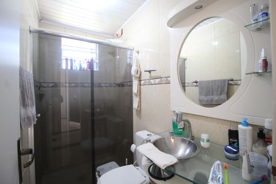 Banheiro de apartamento à venda com 2 quartos, 58m² em Rubem Berta, Porto Alegre