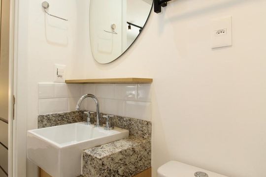 Banheiro de kitnet/studio para alugar com 1 quarto, 26m² em Pinheiros, São Paulo