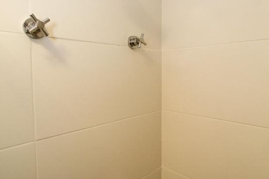 Banheiro de kitnet/studio para alugar com 1 quarto, 26m² em Pinheiros, São Paulo