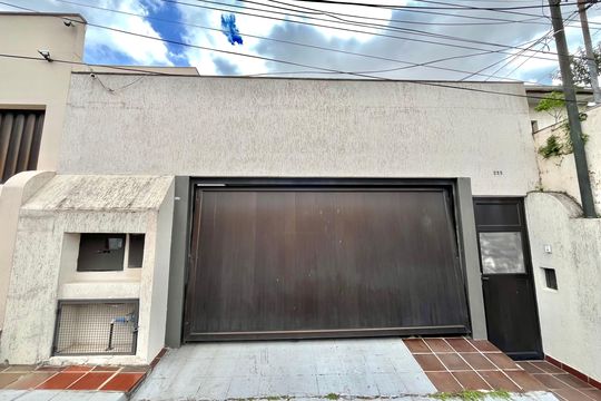 Fachada de casa para alugar com 5 quartos, 410m² em Parque Jabaquara, São Paulo