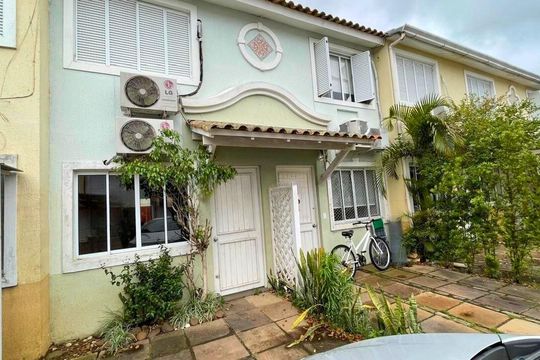 Fachada de casa de condomínio à venda com 2 quartos, 80m² em Rio Branco, Canoas
