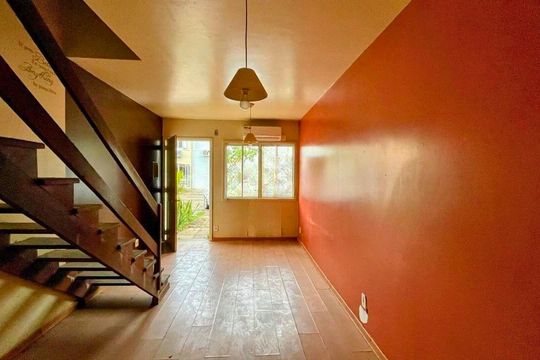 Sala de casa de condomínio à venda com 2 quartos, 80m² em Rio Branco, Canoas