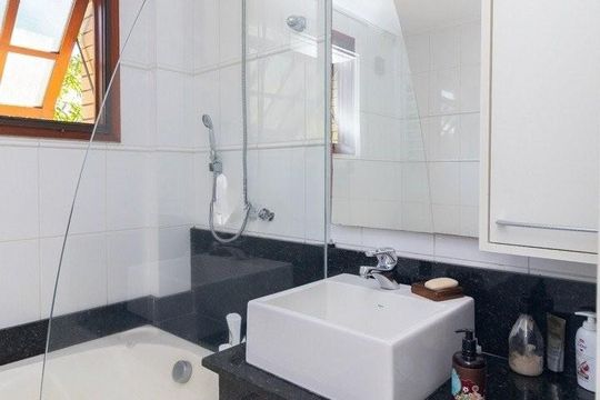 Banheiro 2 de casa de condomínio para alugar com 4 quartos, 140m² em Santa Tereza, Porto Alegre