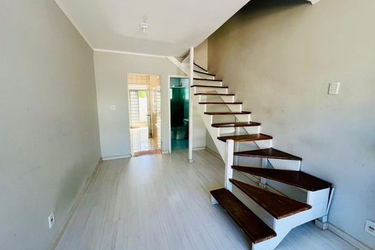 Sala de casa de condomínio à venda com 2 quartos, 79m² em Rio Branco, Canoas