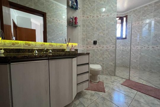 Banheiro 2 de casa para alugar com 4 quartos, 400m² em Igara, Canoas
