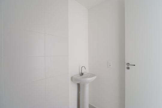 Banheiro de apartamento à venda com 2 quartos, 34m² em Parque Industrial Tomas Edson, São Paulo