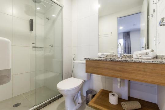 Banheiro de kitnet/studio para alugar com 1 quarto, 26m² em Jardim Paulista, São Paulo