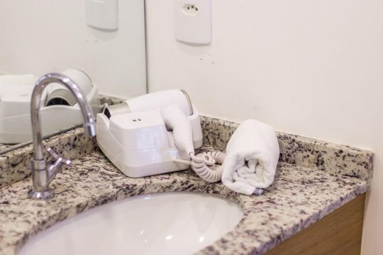 Banheiro de kitnet/studio para alugar com 1 quarto, 26m² em Jardim Paulista, São Paulo