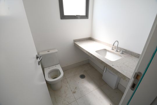 Banheiro Suíte de apartamento à venda com 3 quartos, 126m² em Cambuí, Campinas