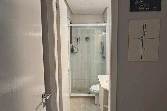Banheiro de apartamento à venda com 3 quartos, 75m² em Cavalhada, Porto Alegre