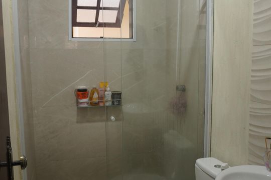 Banheiro de casa de condomínio à venda com 3 quartos, 108m² em Vila Jacuí, São Paulo