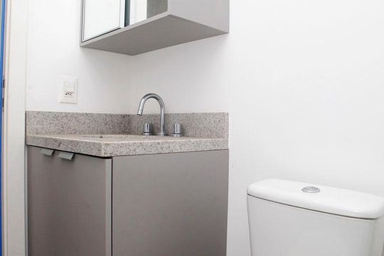 Banheiro de kitnet/studio à venda com 1 quarto, 30m² em Farroupilha, Porto Alegre