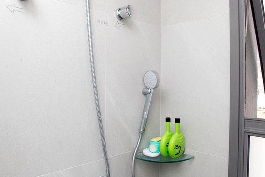 Banheiro de kitnet/studio à venda com 1 quarto, 30m² em Farroupilha, Porto Alegre