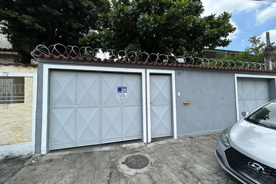 Fachada + plaquinha de casa à venda com 3 quartos, 350m² em Pilares, Rio de Janeiro