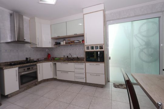 Cozinha de casa à venda com 3 quartos, 205m² em Capão do Embira, São Paulo