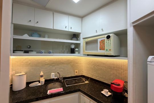 Cozinha de apartamento para alugar com 1 quarto, 58m² em Barra da Tijuca, Rio de Janeiro