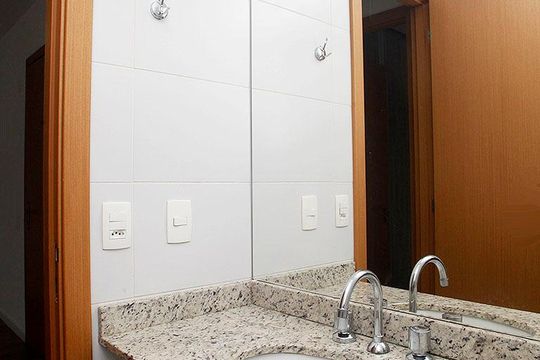Banheiro de apartamento à venda com 1 quarto, 67m² em Menino Deus, Porto Alegre