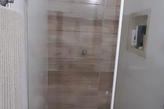 Banheiro de apartamento à venda com 2 quartos, 57m² em Parque das Camelias, Campinas