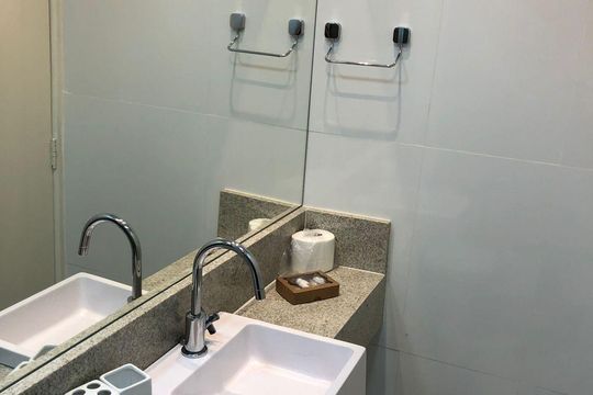 Banheiro de apartamento para alugar com 2 quartos, 86m² em Copacabana, Rio de Janeiro