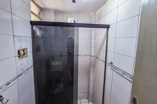 Banheiro de apartamento para alugar com 2 quartos, 30m² em Ramos, Rio de Janeiro