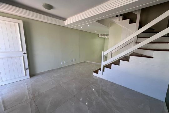 Área Externa de casa de condomínio à venda com 2 quartos, 80m² em Rio Branco, Canoas