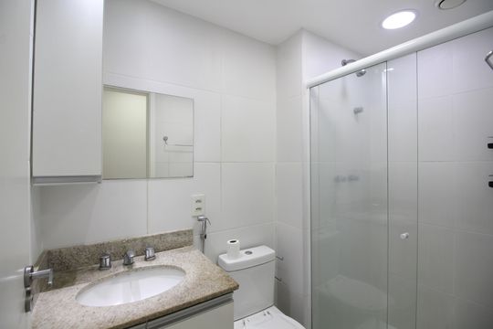 Banheiro Social de apartamento à venda com 2 quartos, 70m² em Barra Olímpica, Rio de Janeiro