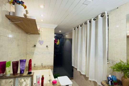 Banheiro de apartamento à venda com 3 quartos, 230m² em Todos Os Santos, Rio de Janeiro