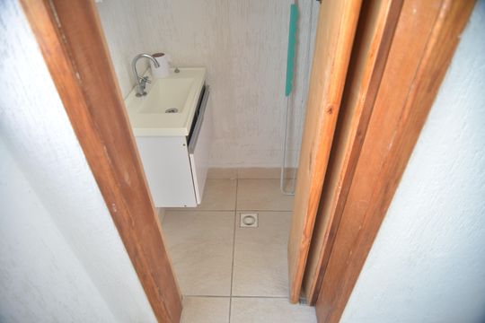 Banheiro de serviço de apartamento à venda com 2 quartos, 80m² em Vila Junqueira, Santo André