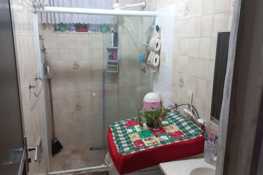 Banheiro de apartamento à venda com 2 quartos, 48m² em Olaria, Rio de Janeiro