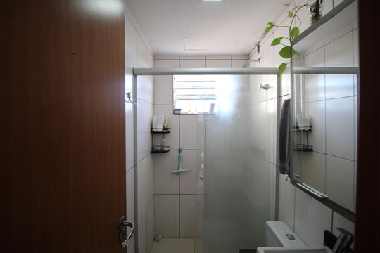 Banheiro de apartamento à venda com 2 quartos, 50m² em Morro Santana, Porto Alegre
