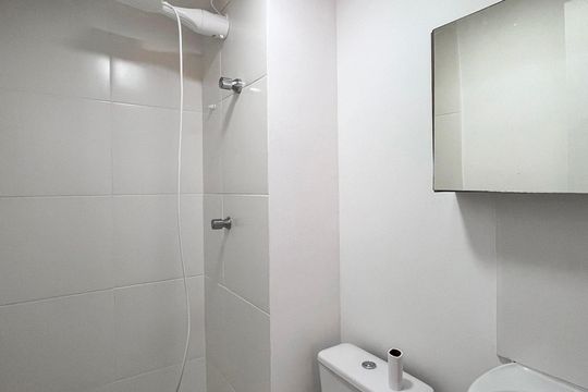 Banheiro de kitnet/studio para alugar com 1 quarto, 20m² em Vila Santo Estefano, São Paulo