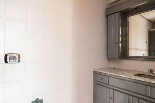 Banheiro 1 de apartamento à venda com 1 quarto, 110m² em Vila Ipiranga, Porto Alegre
